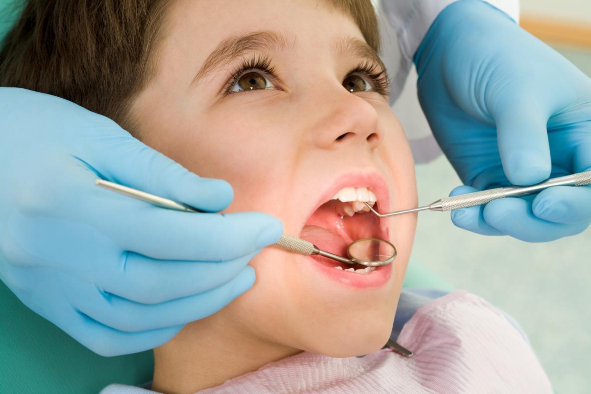 اهمیت ترمیم یا کشیدن دندان های بچه ها