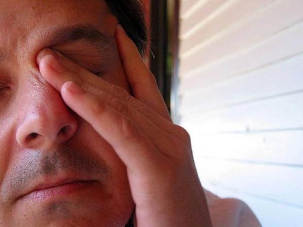 دلیل و درمان پرش پلک چشم چیست؟