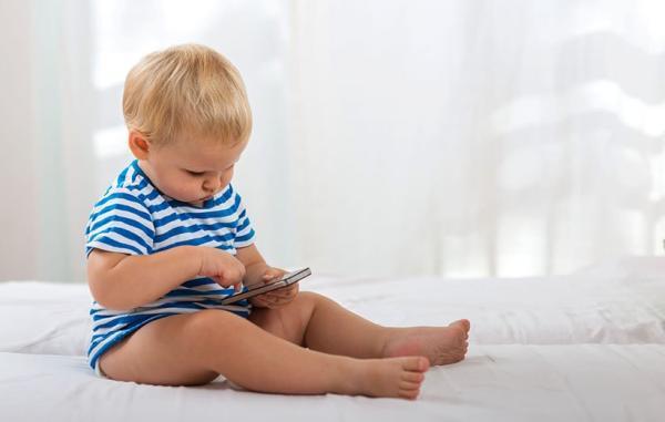 مدت زمان استفاده از موبایل و تبلت برای بچه ها چقدر باید باشد؟