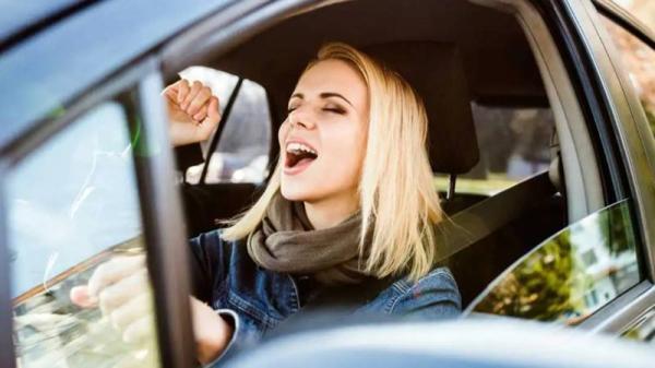 آواز خواندن موقع رانندگی، عادت جالب انگلیسی ها!
