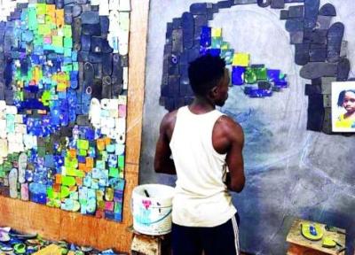 هنرمند نیجریه ای با دمپایی پلاستیکی آثار هنری خلق می نماید