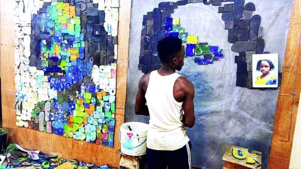 هنرمند نیجریه ای با دمپایی پلاستیکی آثار هنری خلق می نماید