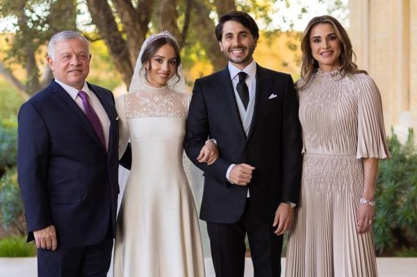 ببینید ، جشن عروسی دختر پادشاه اردن؛ لحظه عقد و بله گفتن عروس ، پوشش ساده ملکه و پادشاه را ببینید